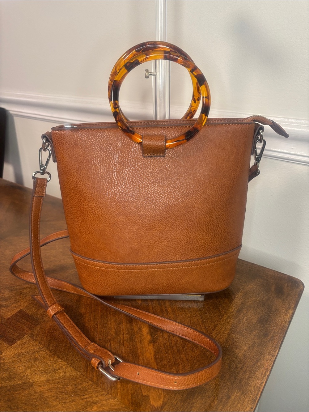 CARLOS SANTANA Tortoiseshell Handle Tan Crossbody Bag - Picture 4 of 16